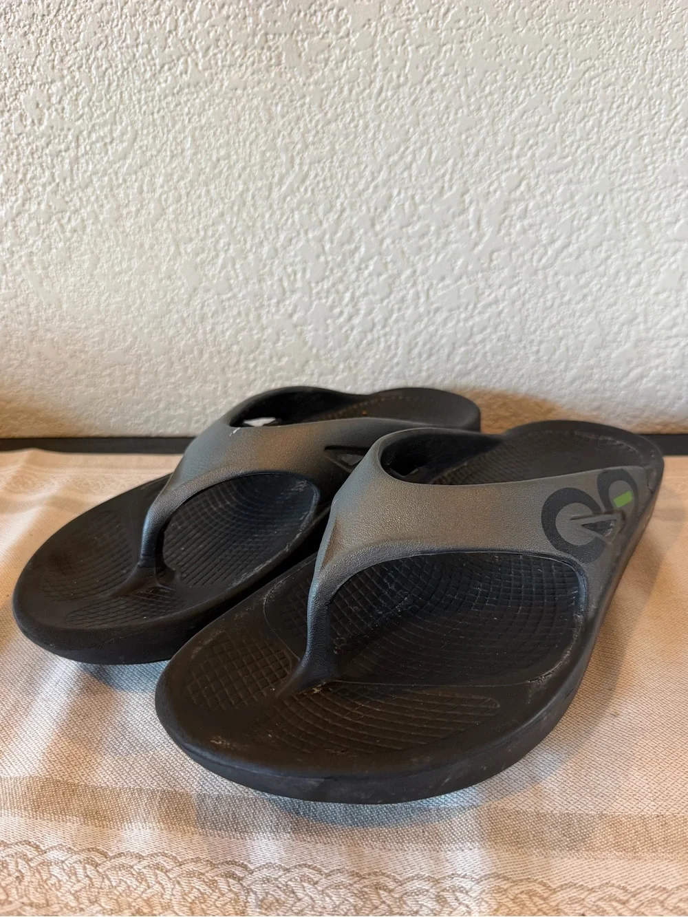 OOFOS Graphite Ooriginal Sports Recovery Flip Flop Sandals